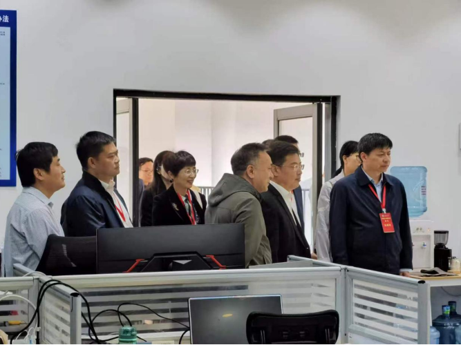 校党委书记杨洲视察