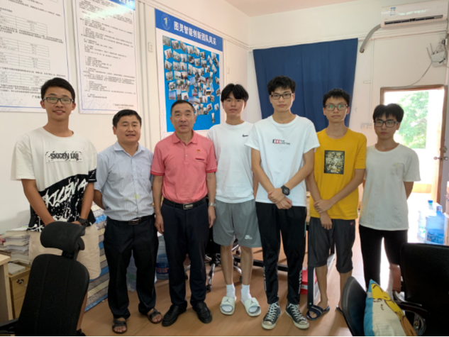 原校党委书记曹俊明视察